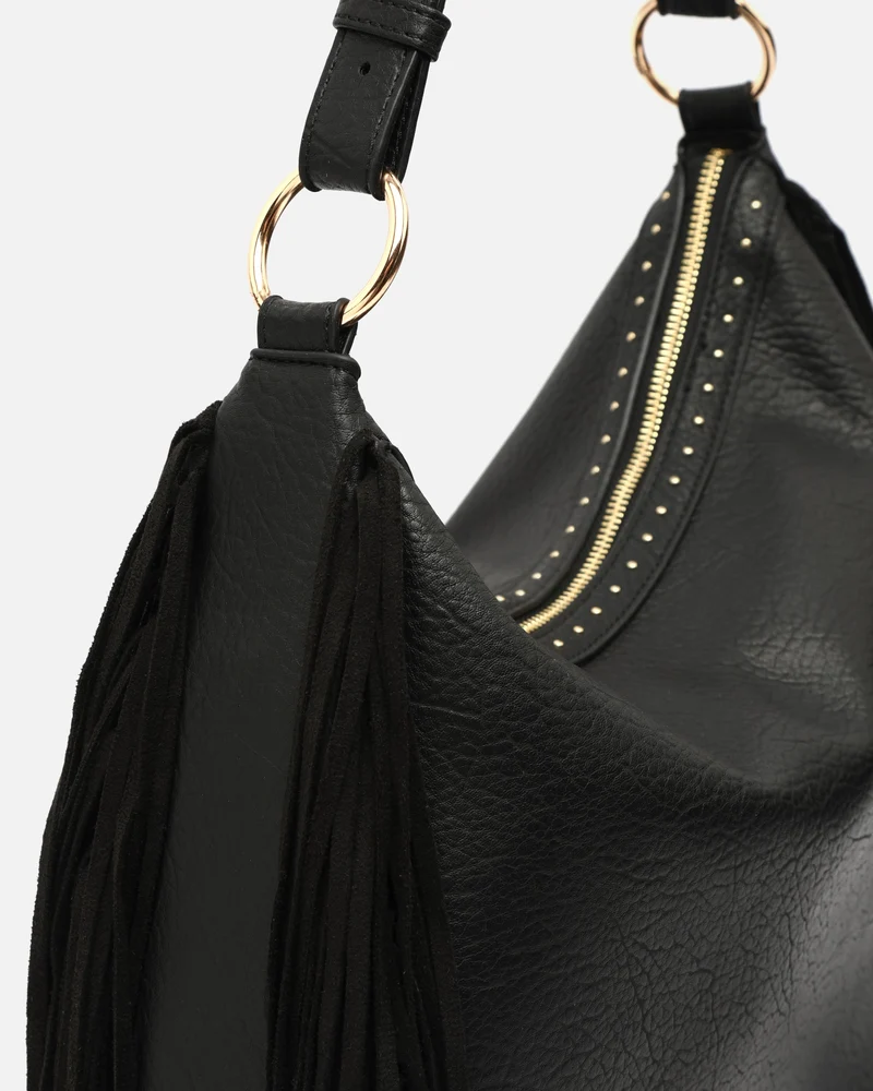 Chete bolso hobo con flecos y detalles metálicos