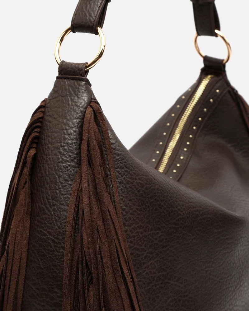Chete bolso hobo con flecos y detalles metálicos