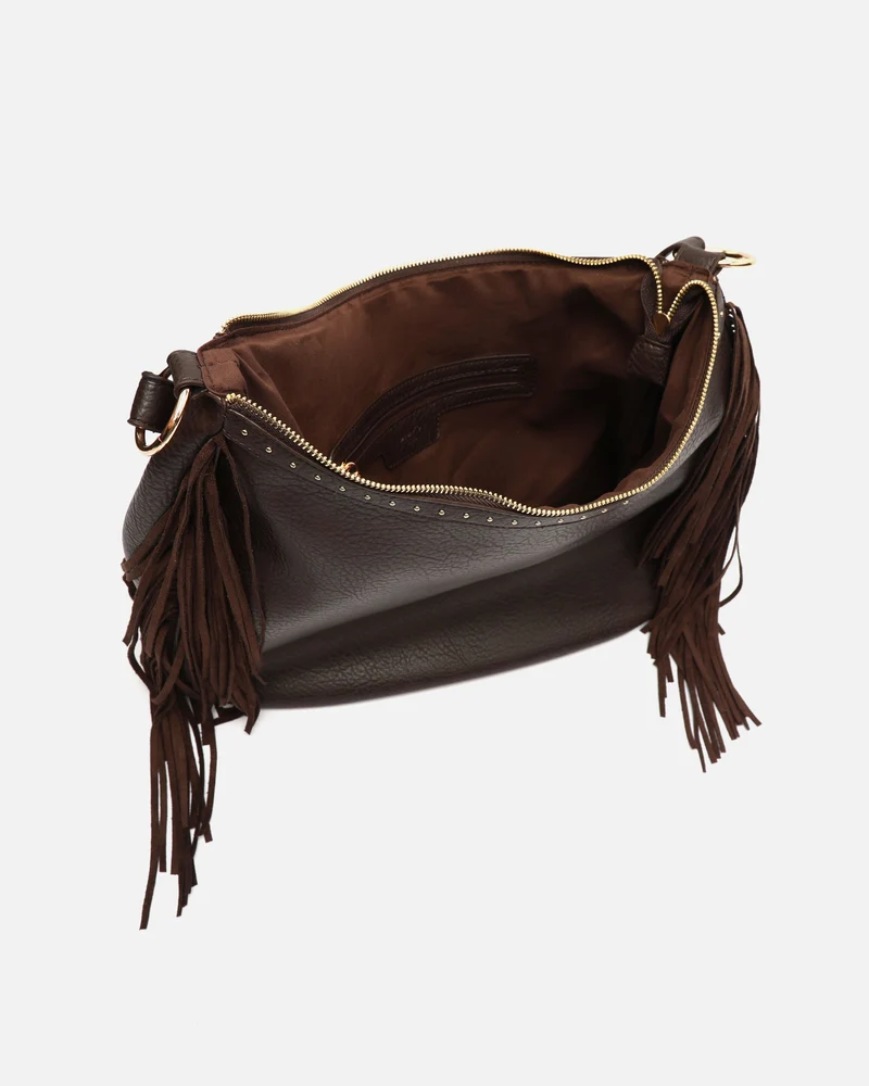 Chete bolso hobo con flecos y detalles metálicos