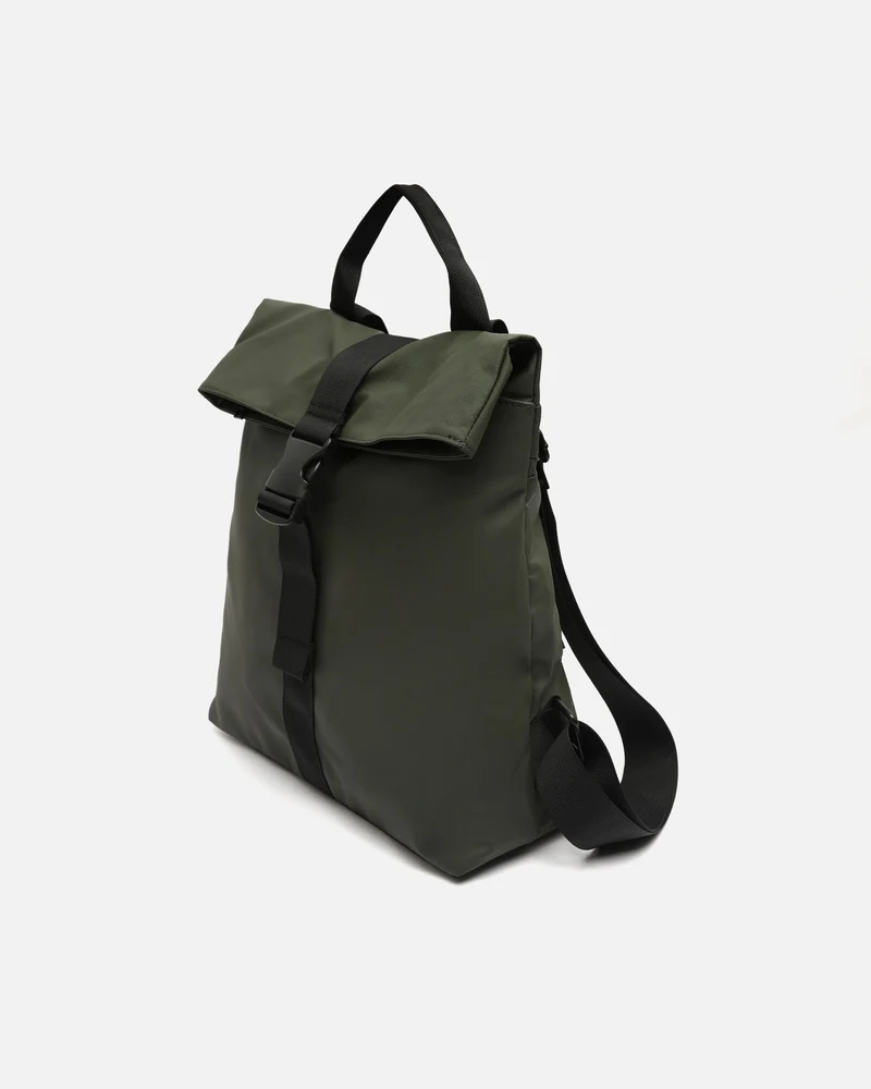 Nere mochila con solapa en nylon