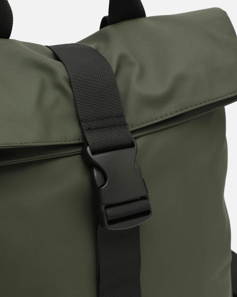 Nere mochila con solapa en nylon