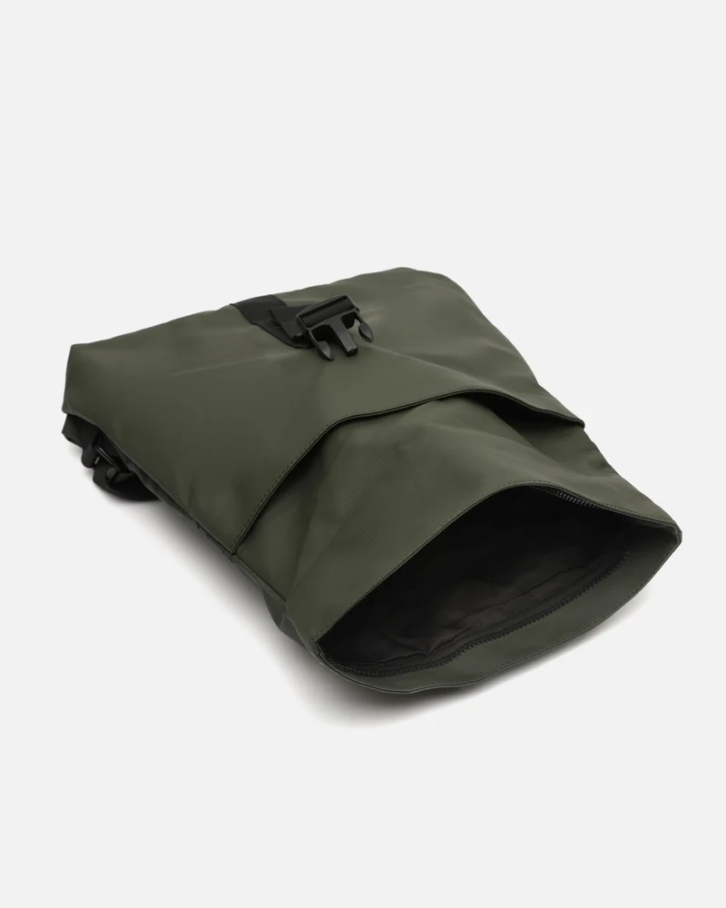 Nere mochila con solapa en nylon