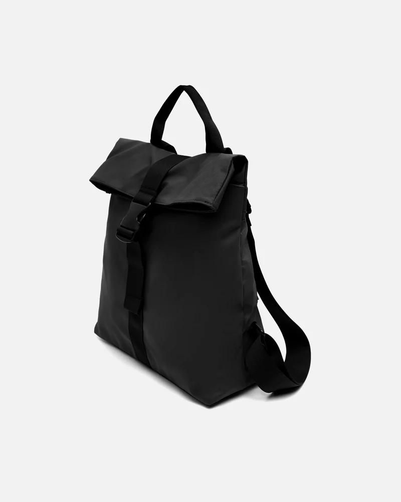 Nere mochila con solapa en nylon