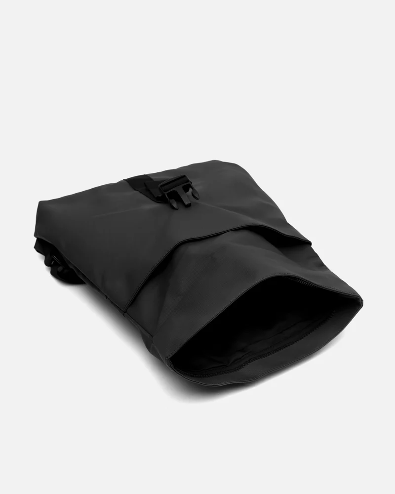 Nere mochila con solapa en nylon