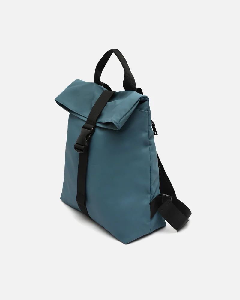 Nere mochila con solapa en nylon