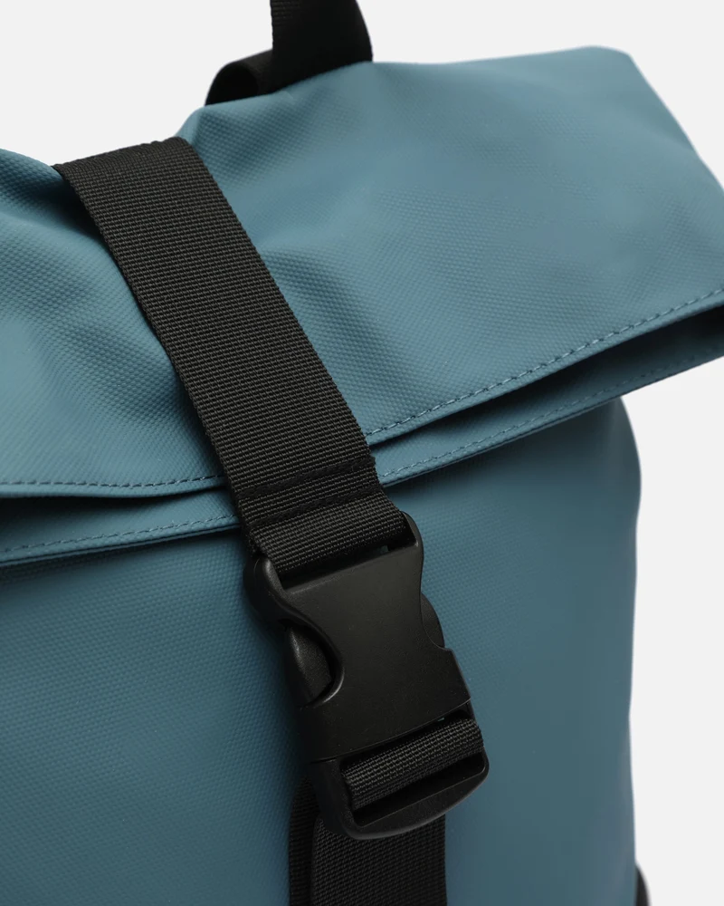 Nere mochila con solapa en nylon