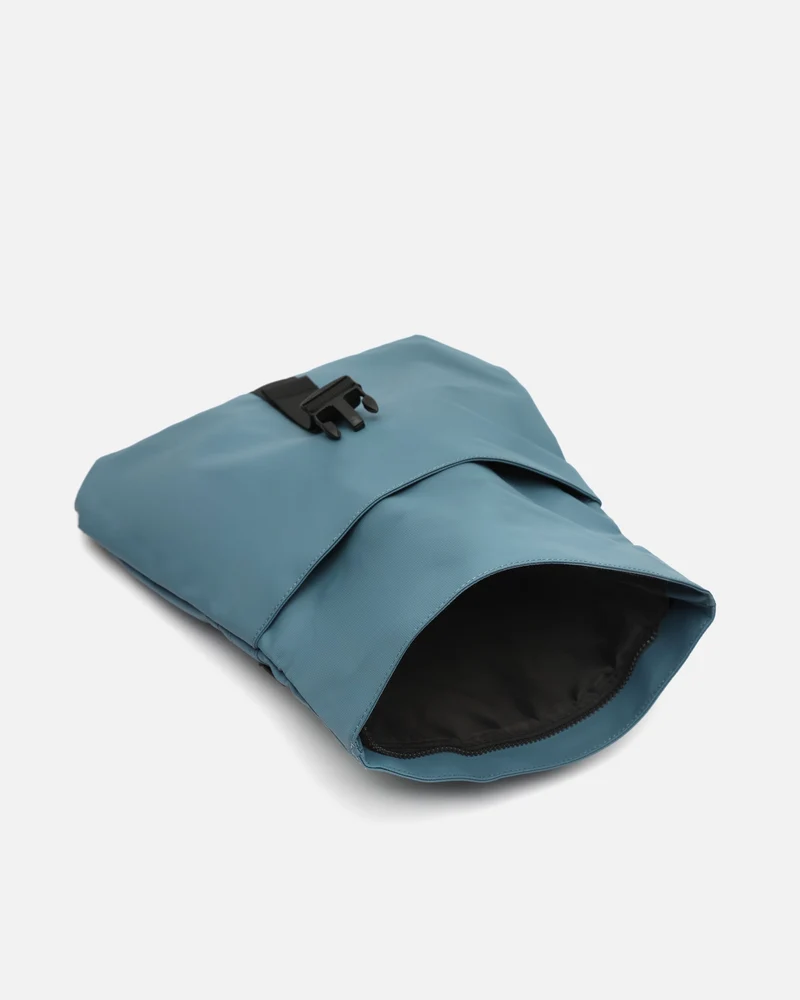 Nere mochila con solapa en nylon