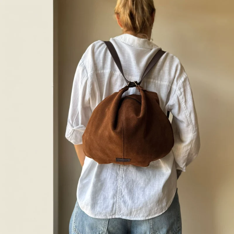 Bolso mochila Zoe de serraje CUIROTS