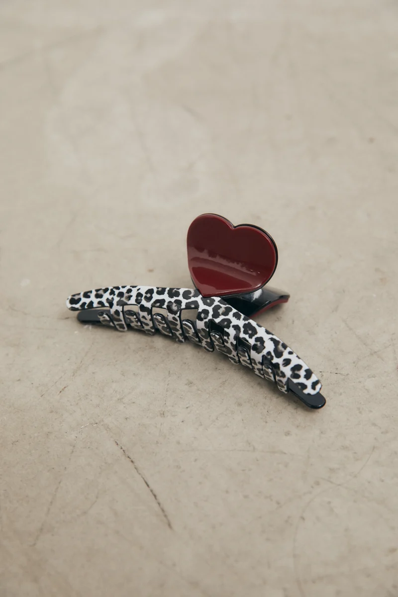 Pinza animal print corazón granate