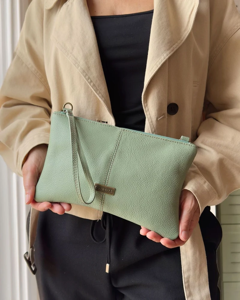 Bolso de mano tipo sobre CUIROTS Thelma