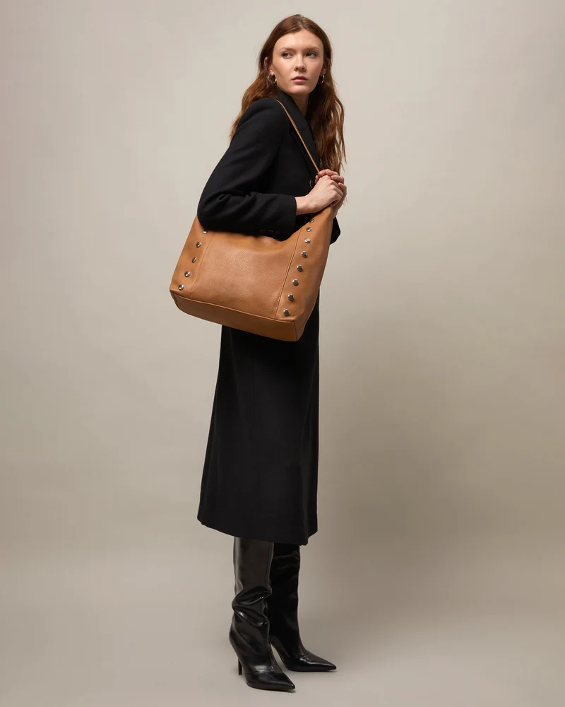 Diblini bolso hobo con detalles metálicos