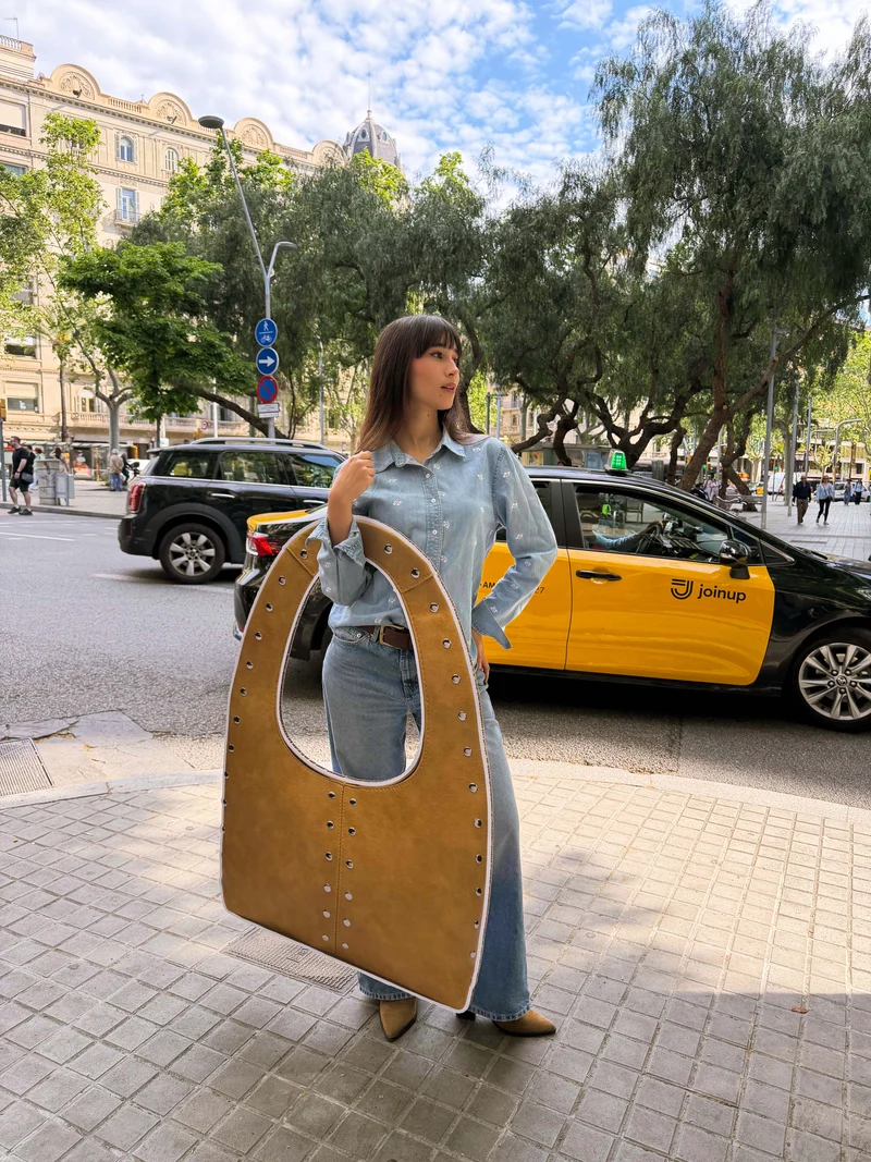 Estrangi bolso hobo grande con detalles metálicos