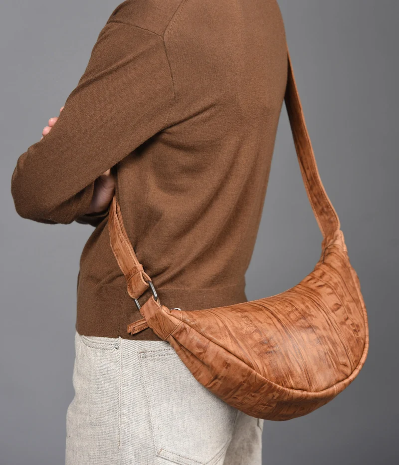 Bandolera medialuna de piel THB Sagano
