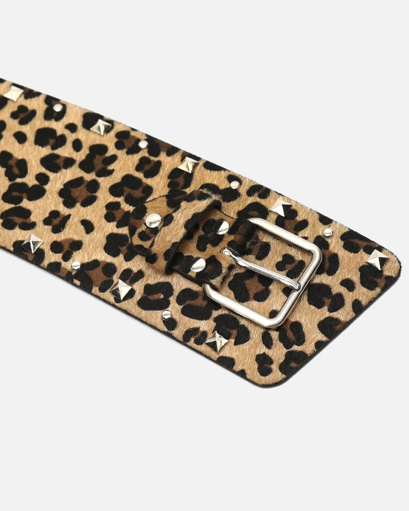 Uma cinturón ancho animal print con detalles metálicos