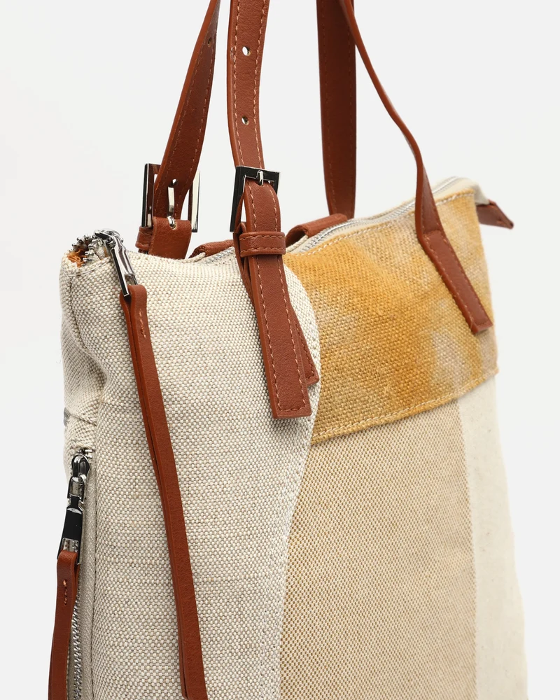 Narcisa mochila antirrobo con asas para el hombro y estampado patchwork efecto desgastado ED.