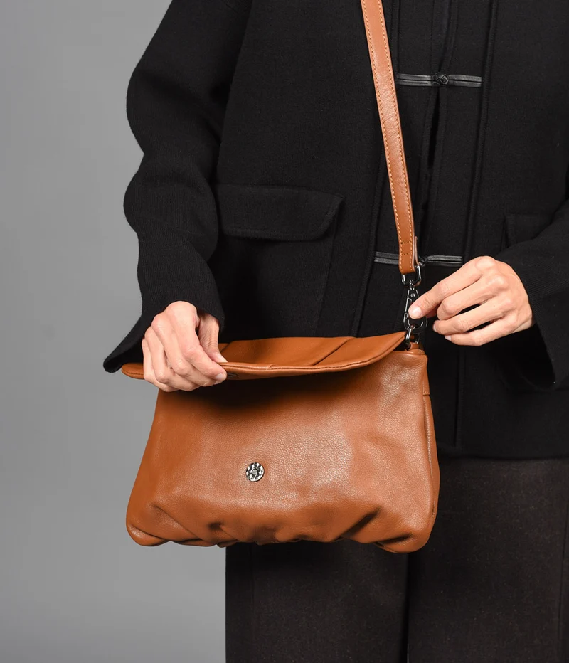 Bandolera grande de piel THB Scallop