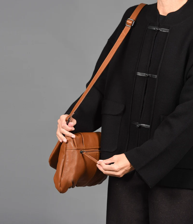 Bandolera grande de piel THB Scallop