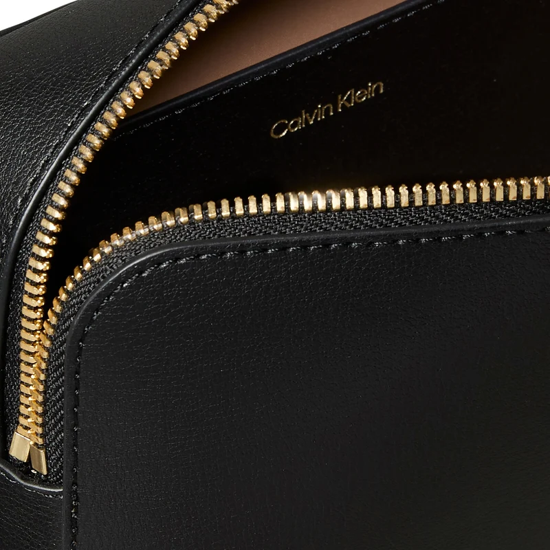 Calvin Klein Foil Logo Elongated - Bolso bandolera 21 cm (black/toasted coconut)