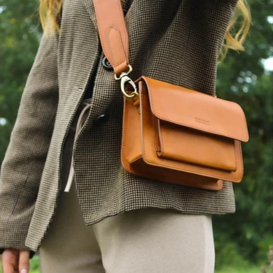 Mini Bolso Harper Clásico Coñac (Correas de Cuero)