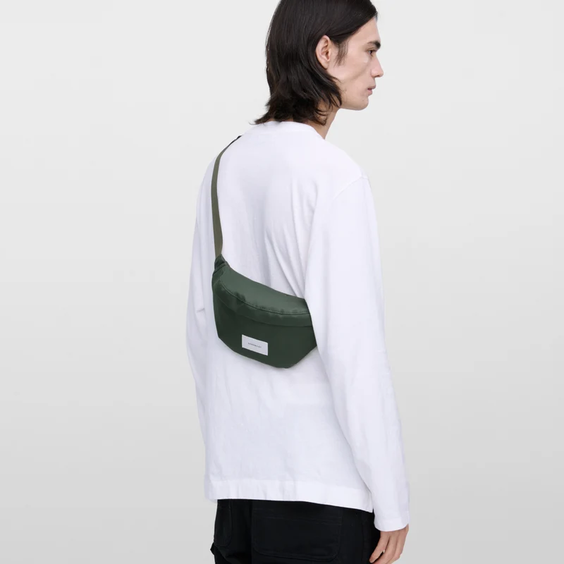 Sandqvist Ground Crossbody - Bolso bandolera 30 cm (dawn green)