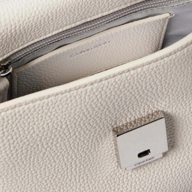 Calvin Klein Emblem Pebb - Bolso bandolera (white alyssum)