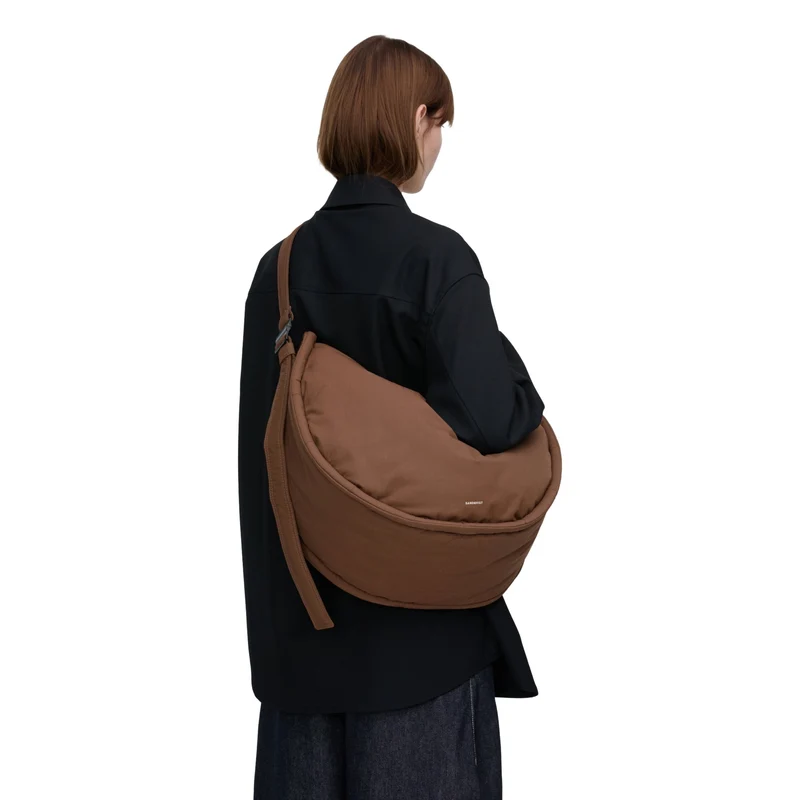 Sandqvist Curve Half Moon Bag L - Bolso bandolera 42 cm (dark taupe)