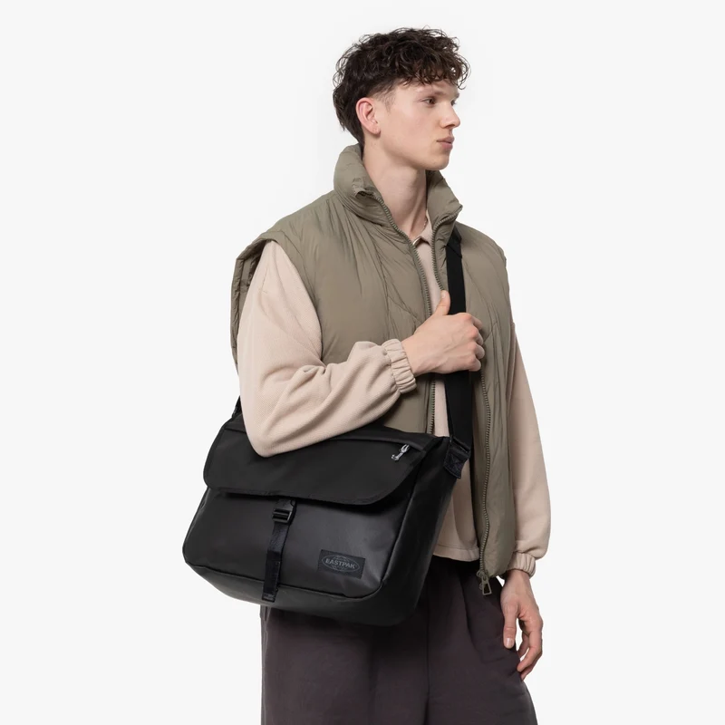 Eastpak selection Delegate + - Bolso de hombro 17" 38.5 cm (tarp black 2)