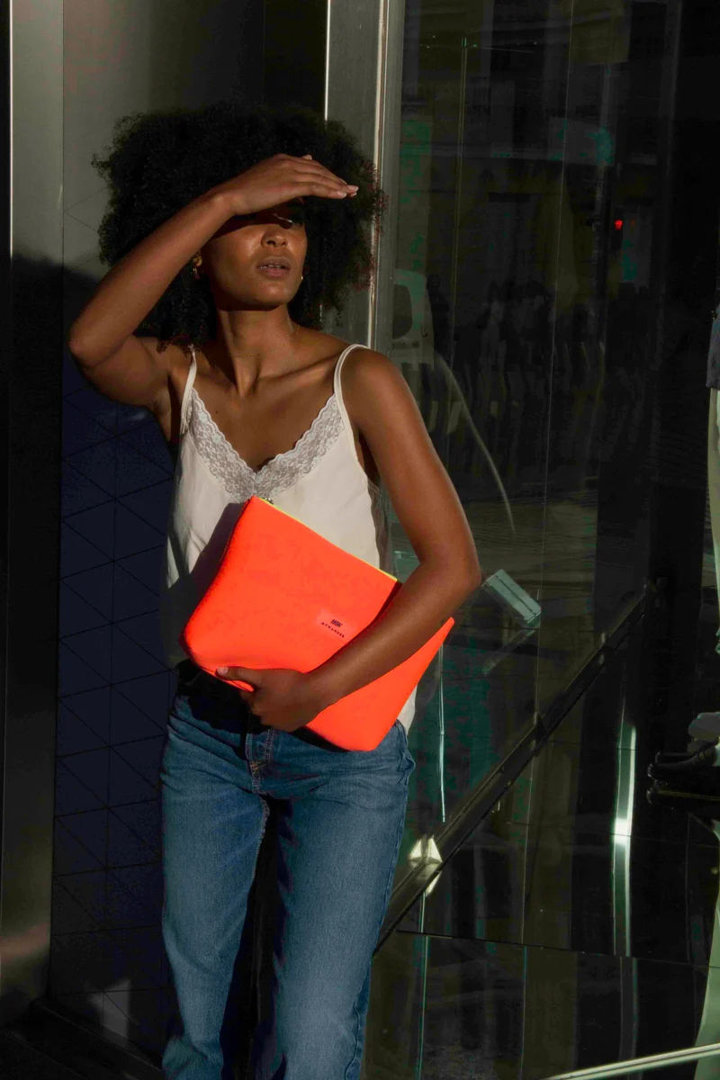 Cartera Neopreno Coral Fluor